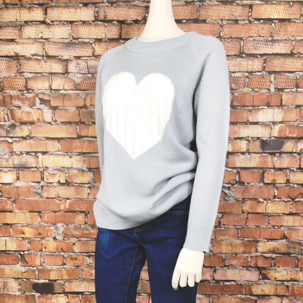 NWT 🎄 Grey with White Heart Sweater SZ M 🎄 - Picture 5 of 7
